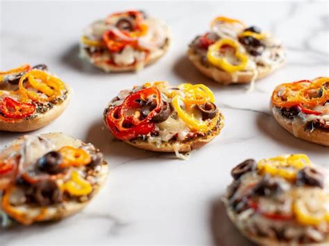 Mini Pizza Bagels | Recipe | Pizza bagels, Mini bagel pizza, Mini bagels