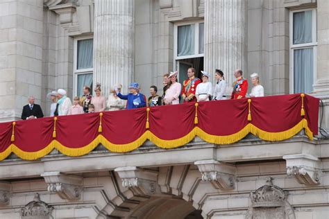 The_British_royal_family_on_the_balcony_of_Buckingham_Palace ...