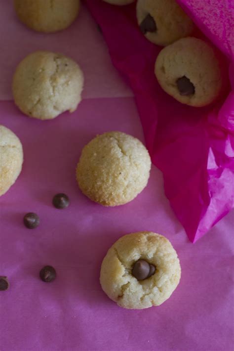 eat pray bake: Chocolate Chip Amaretti Biscuits