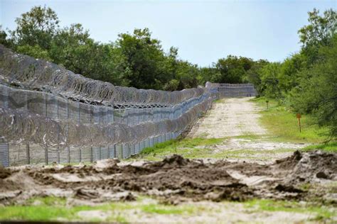 Gov. Abbott seeks $1B for wall as Republicans push to triple Texas ...