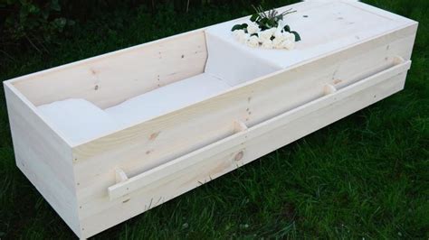 Do-it-yourself casket? It's a thing, thanks to a N.B. woodworker - YouTube