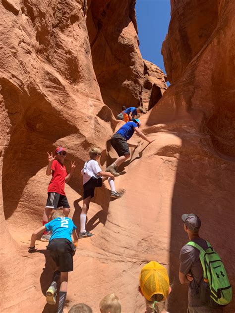 Hiking Peek-A-Boo Gulch and Spooky Gulch Slot Canyons In Escalante ...