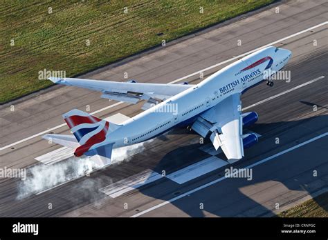 Boeing 747 landing on runway hi-res stock photography and images - Alamy