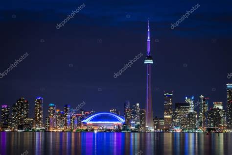 Toronto skyline at night – Stock Editorial Photo © mike_green #78061340