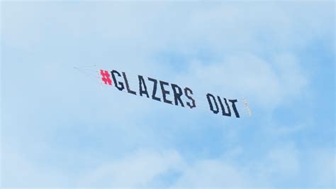 Man United fans fly 'Glazers Out' banner over Tampa NFL stadium - TSN.ca