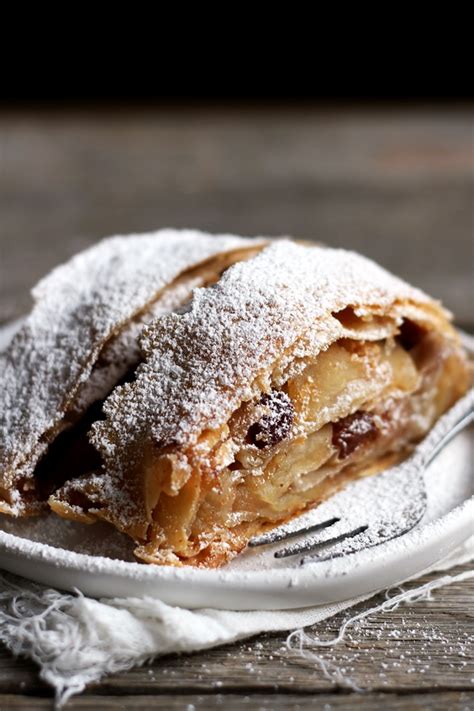 Apfelstrudel mit gezogenem Strudelteig » Taste of Travel