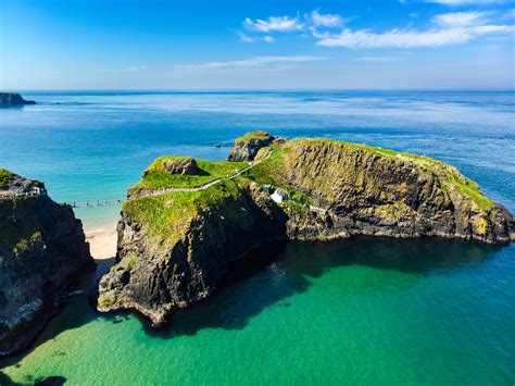 Carrick-a-Rede Bridge in Northern Ireland • Go-to-Ireland.com