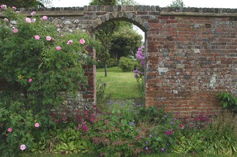 Exceptional Garden Brick Wall #3 Brick Garden Wall | Brick wall gardens, Brick garden, Garden ...
