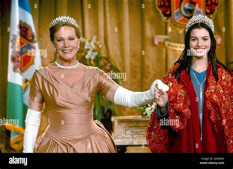 JULIE ANDREWS, ANNE HATHAWAY, THE PRINCESS DIARIES, 2001 Stock Photo ...