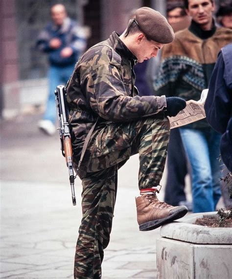 Bosnian soldier in besieged Sarajevo, during the Bosnian war in the 90s [1080x1300] : r/MilitaryPorn