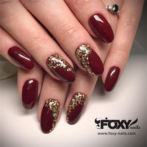 Pin by Rayra on Melyssa Mraz | Gold gel nails, Christmas gel nails, Xmas nails