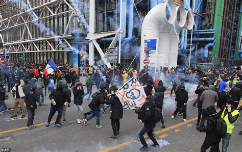 Protests in Paris as public transport strike hits day 24 | Daily Mail Online