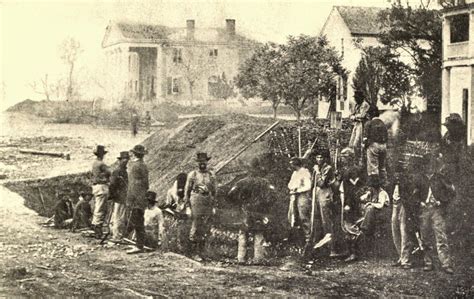 The Chubachus Library of Photographic History: Union Soldiers Building Fortifications in a ...