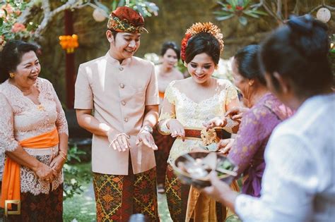 Pernikahan Adat Bali Utari dan Dika | The Bride Dept | Kebaya bali ...