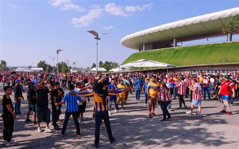 Chivas vs Tigres: The final began with blows outside the Akron stadium ...