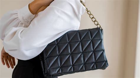 5 Shoulder Bag Trends You'll Want To Carry With You Everywhere In 2023