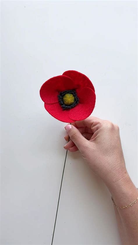 How to make a felt poppy #feltflower | Felt flowers diy, Felt crafts ...