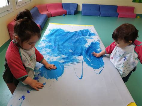 Activités peinture et "ménage à la crèche"