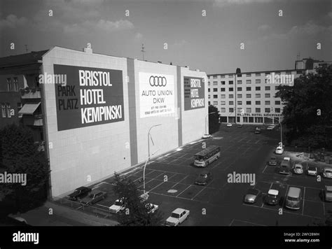Originale Bildunterschrift: Spzial: Kempinski Reklamewand mit Parkplatz, Deutschland Berlin 1963 ...