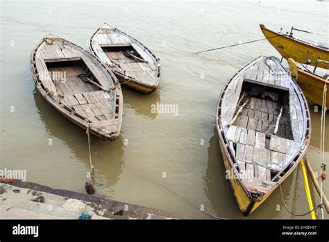 ganga ghat varanasi india Stock Photo - Alamy