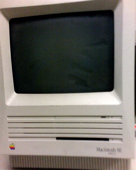 Old Mac | This old Apple Mac SE was sitting in a hallway. | Monochrome | Flickr