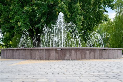 Premium Photo | Fountain in city park