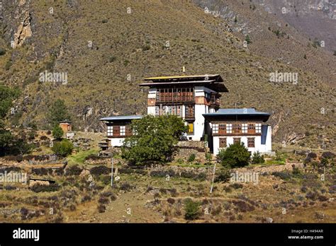 Traditional houses bhutan hi-res stock photography and images - Alamy