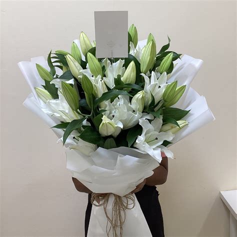 10 White Lilies Bouquet – Mayfair