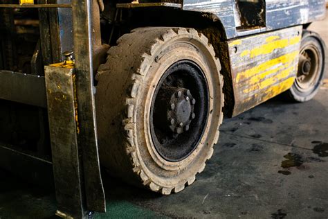 Signs You Need to Replace Forklift Tires