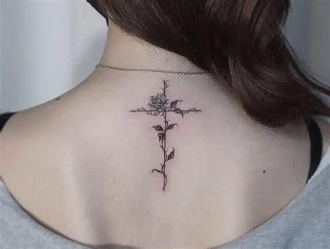 30 Eye-Catching Back Tattoos for Women in 2024 - Dezayno