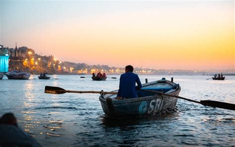 How to Plan a Varanasi Ganges Row Boat Trip For Sunrise