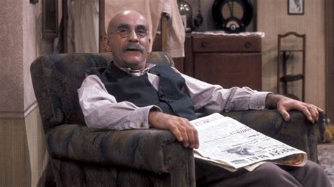 Warren Mitchell, Alf Garnett actor, dies aged 89 - BBC News