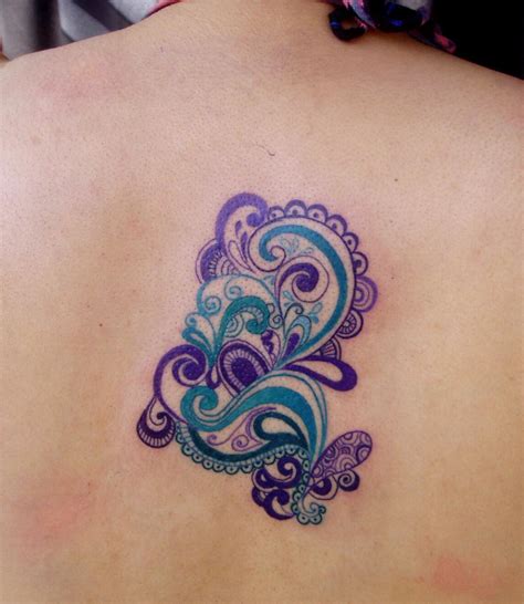 Lovely Small Paisley Pattern Tattoo On Upper Back