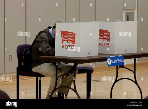 Voting booth united states hi-res stock photography and images - Alamy