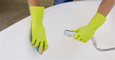 Useful, Quick Tips For Cleaning A Bathtub Properly | HuffPost Canada