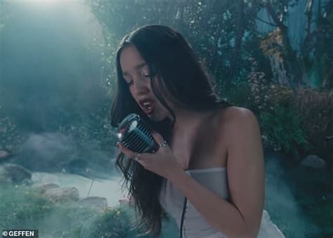 Olivia Rodrigo on releasing 'pent-up anger' about a 'fame f***er' for new single Vampire | Daily ...