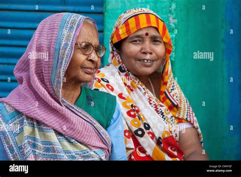 Two Indian women dressed in traditional colourful saris, Agra, Uttar Pradesh, India Stock Photo ...