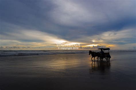 PANTAI PARANGTRITIS - Sunset yang Romantis di Parangtritis