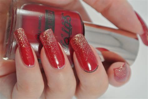 Red And Gold Glitter Christmas Nails - Make your nail art look exceptional by applying golden ...
