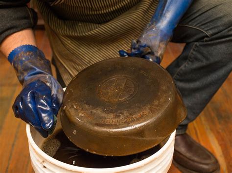 How to Restore Rusty and Damaged Cast Iron Skillets and Cookware ...