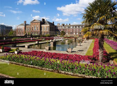 Kensington palace gardens hi-res stock photography and images - Alamy