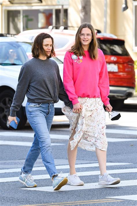 JENNIFER GARNER Out with Her Daughter Violet in Beverly Hills 04/15 ...