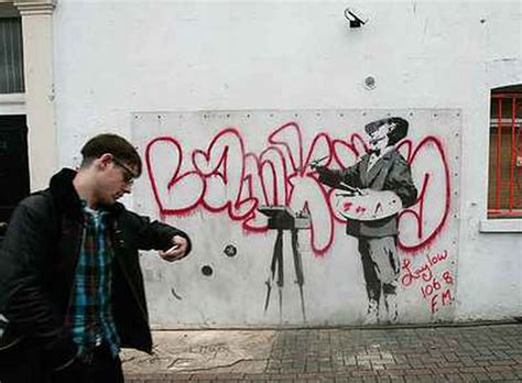 ¿Es Robin Gunningham, de 34 años, el famoso graffitero Banksy ...