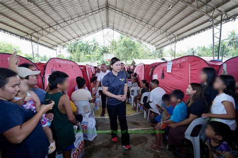 VP Duterte visits, gives meals to Davao landslide evacuees