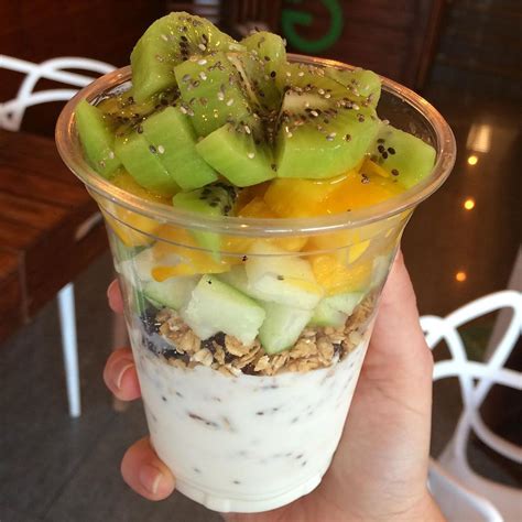 Ready to go 🙌🏼💚 Yogurt Artesanal, granola con frutos secos, frutas, chía y miel 🍯 goodmorning ...