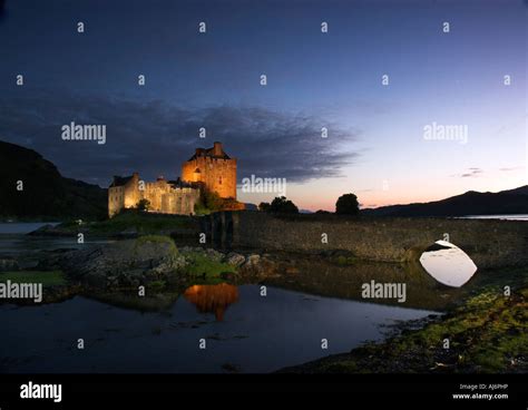 Eilean Donan castle at night Stock Photo - Alamy