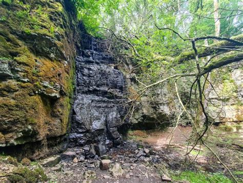 15 BEST Peak District Waterfalls (+ Walks to Visit Them) – Peak District Walks