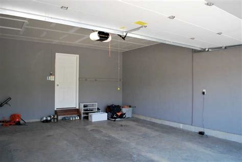 Simple Garage Paint Colors Ideas and Design [Images] | Painted garage walls, Garage interior ...