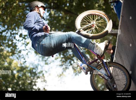 Bmx stunts hi-res stock photography and images - Alamy