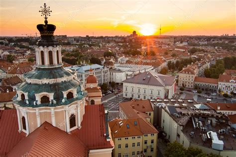 Vista aérea del casco antiguo de Vilna, una de las ciudades antiguas medievales más grandes del ...